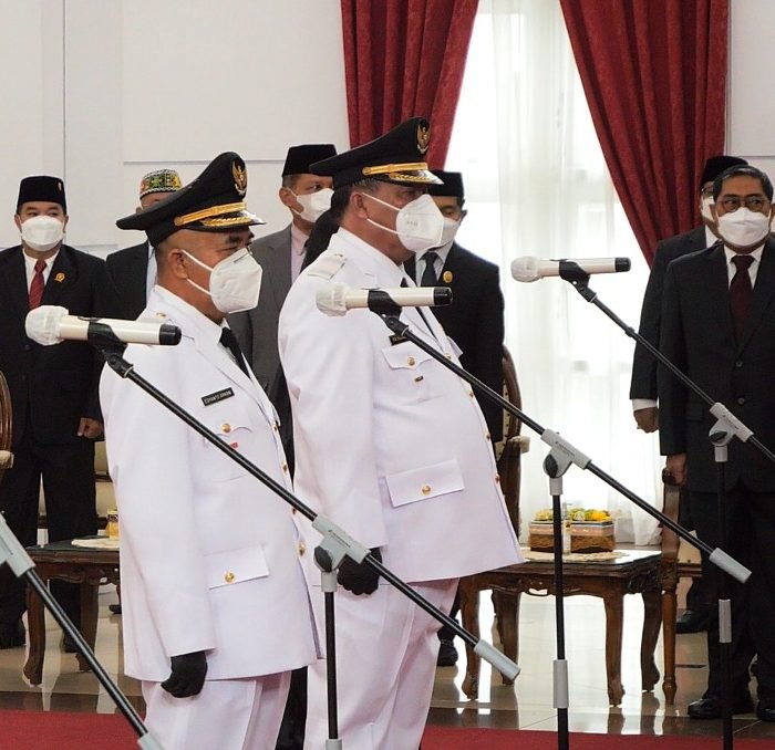 Bupati Kutai Barat FX Yapan dan Edyanto Arkan dilantik di Odah Etam Kota Samarinda oleh Gubernur Kaltim Isran Noor. Foto : HO/Humas Pemkab Kubar.