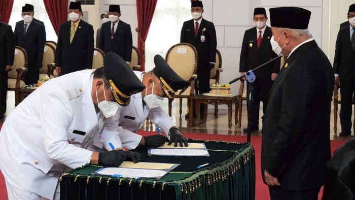 Gubernur Kaltim Isran Noor saat melantik Bupati dan Wakil Bupati Kutai Barat di Gedung Pendopo Odah Etam Samarinda. Foto : HO/Humas Pemkab Kubar.