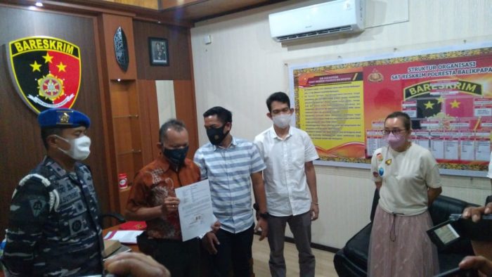 Pelaku saat diamankan di Mapolresta Balikpapan pada Rabu (28/4/2021). Foto : BorneoFlash.com/Muhammad Eko.