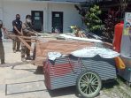 Beberapa Gerobak yang diamankan petugas Satpol PP pada Jumat (30/4/2021). Foto : BorneoFlash.com/Muhammad Eko.