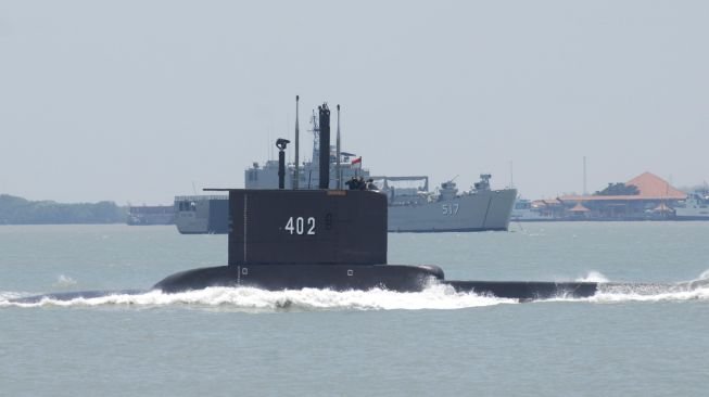 Kapal selam KRI Nanggala-402 saat latihan Pratugas Satgas Operasi Pengamanan Perbatasan (Pamtas) Maphilindo 2017 di Laut Jawa, Jumat (20/1/2017). Foto : Antara/Syaiful Arif.