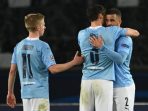 Gelandang Manchester City Oleksandr Zinchenko dan rekannya bek Ruben Dias dan bek Kyle Walker setelah memenangkan leg pertama semifinal Liga Champions melawan PSG  di Parc des Princes di Paris, (28/4/2021) Foto :AFP/ANNE-CHRISTINE POUJOULAT.