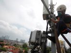 Teknisi XL Axiata sedang melakukan pengecekan terhadap perangkat BTS di salah satu area pemukiman di daerah Kemang, Jakarta Selatan dan Puncak, Jawa Barat. Foto : HO.