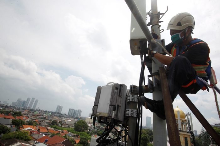 Teknisi XL Axiata sedang melakukan pengecekan terhadap perangkat BTS di salah satu area pemukiman di daerah Kemang, Jakarta Selatan dan Puncak, Jawa Barat. Foto : HO.