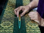 Ilustrasi Pengrajin Songket.
