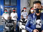 Kasat Lantas Polresta Balikpapan Kompol Irawan dan para ABG yang telah di amankan Akibat Aksi Mereka Viral di Medsos. Foto : BorneoFlash.com/Muhammad Eko.