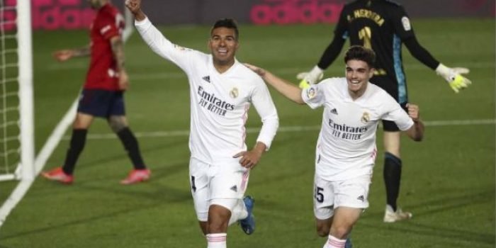 Selebrasi Casemiro (kiri kedua) usai cetak gol untuk Real Madrid dalam pertandingan Liga Spanyol lawan Osasuna di Estadio Alfredo Di Stefano, Madrid, Spanyol (2/5/2021). Foto : REUTERS/SUSANA VERA.
