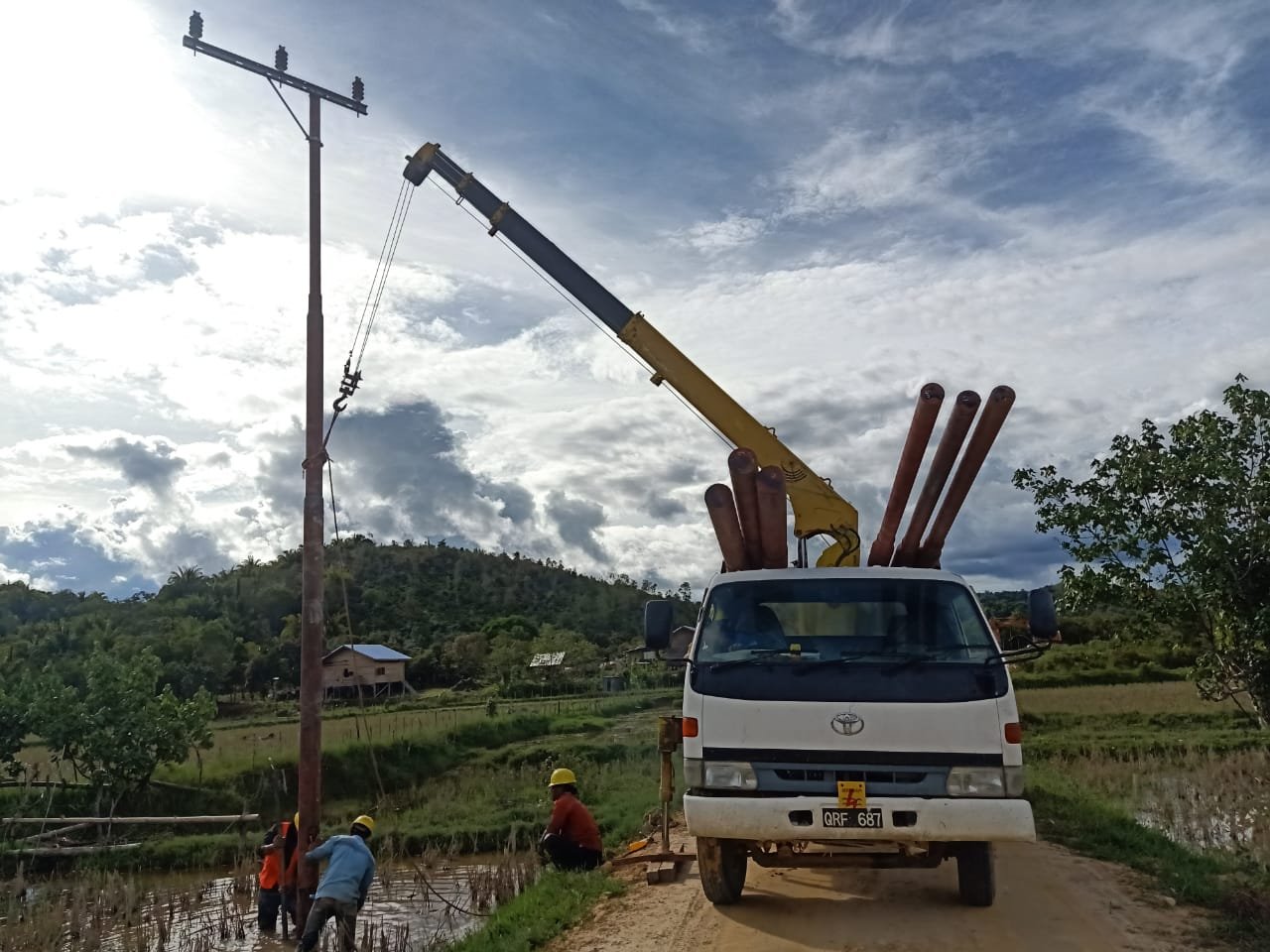 Tingkatkan Kedaulatan Negara, PLN Listriki 19 Desa di Perbatasan Indonesia – Malaysia