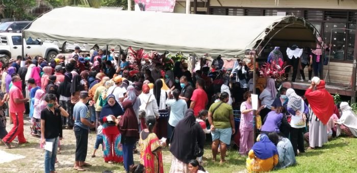 Kerumunan warga tanpa menjaga jarak memadati kegiatan pasar murah di Kecamatan Melak beberapa waktu lalu. Foto : BorneoFlash.com/Dok.