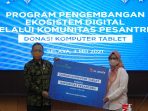 Menteri Koordinator Bidang Politik, Hukum, dan Keamanan Republik Indonesia, Mohammad Mahfud MD (kiri) bersama dengan Presiden Direktur & CEO XL Axiata, Dian Siswarini (kanan) dalam acara penyerahan donasi laptop kepada pesantren di Jakarta, Selasa (4/5/201). Foto : HO.
