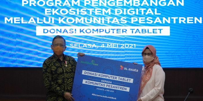 Kembangkan Desa Digital, XL Axiata Donasikan 100 Laptop ke Belasan Pesantren