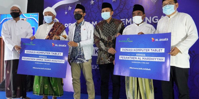Group Head XL Axiata Region East, Dodik Ariyanto (Jaket Putih) dan Staf Khusus Kemenkopolhukam, Rizal Mustary (Batik) dan Imam Marsudi (paling kanan) bersama perwakilan dua pondok pesantren di Pamekasan, Madura, Selasa (4/5/2021). Foto : HO.
