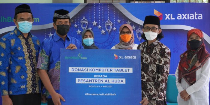 Group Head XL Axiata Region East, Dodik Ariyanto (Jaket Putih) dan Staf Khusus Kemenkopolhukam, Rizal Mustary (Batik) dan Imam Marsudi (paling kanan) bersama perwakilan dua pondok pesantren di Pamekasan, Madura, Selasa (4/5/2021). Foto : HO.