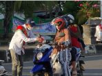 Para remaja yang tergabung dalam Karya Pramuka Keluarga Berencana (Saka Kencana) dan Forum Generasi Berencana (Genre) Kutai Barat bagi-bagi takjil kepada para pengendara. Foto : BorneoFlash.com/Lilis Suryani.