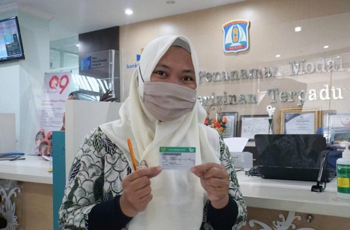 Eva Amelia, salah satu warga Kota Balikpapan langsung memanfaatkan layanan tersebut untuk memperoleh informasi mengenai Program JKN-KIS. Foto : HO.