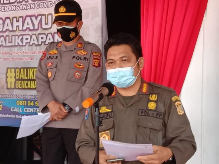 Kepala Bidang Keamanan dan Penegakan Hukum Satgas Covid-19  Kota Balikpapan Zulkifli dalam pres relase update Covid-19 di halaman Pemkot Balikpapan. Foto : BorneoFlash.com/Muhammad Eko.