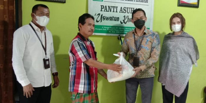 Karyawan PNM menyerahkan santunan kepada Yayasan Al-A'laa Penajam,Kabupaten Penajam Paser Utara, Kalimantan Timur. Foto : Ho.