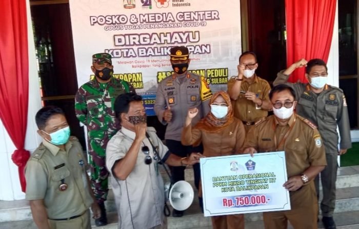 Release perkembangan Covid-19 di Halaman Pemkot Balikpapan yang di barengi dengan penyerahan simbolis bantuan tahap pertama PPKM mikro tingkat RT di Balikpapan. Foto : BorneoFlash.com/Muhammad Eko.