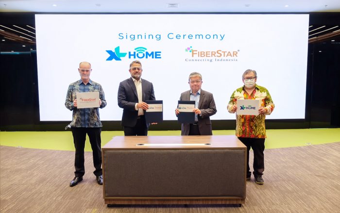 (ki-ka) Group Head XL HOME, Robert E. Langton, Direktur & Chief Commercial Officer – Home and Enterprise XL Axiata, Abhijit Navalekar, President Director FiberStar, Sugiharto Darmakusuma dan Commerce Director FiberStar, Marcelus Ardiwinata dalam acara penandatanganan kerjasama antara XL Axiata melalui XL HOME dengan FiberStar di Jakarta, pekan lalu. Foto : HO.