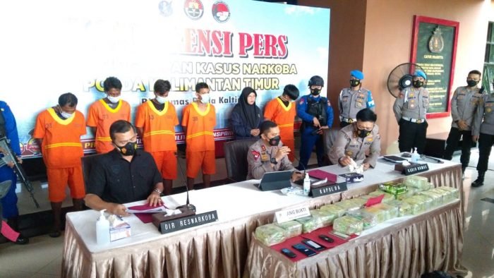 Kapolda Kaltim Irjen Pol Herry Rudolf Nahak didampingi Dir Resnarkoba Polda Kaltim Kombes Pol Rickynaldo dan Kabid Humas Polda Kaltim Kombes Pol Ade Yaya, Saat Konferensi Pers Pengungkapan  kasus Narkoba jenis sabu dengan BB 25 Kg, Selasa (11/5/2021). Foto : BorneoFlash.com/Muhammad Eko.