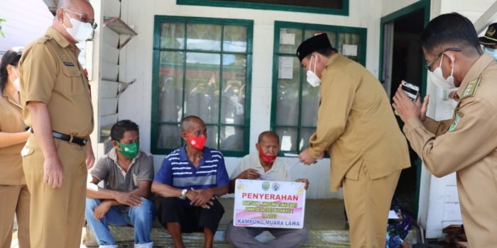 Bupati Kubar FX Yapan Menyerahkan BLT Kepada Warga Kecamatan Muara Lawa