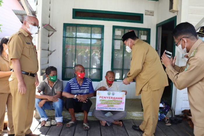 Bupati Kutai Barat. FX Tidak memberikan langsung BLT Kepada warga di Kecamatan Muara Lawa. selasa (11/05/2021). Foto : BorneoFlash.com/Lilis Suryani.