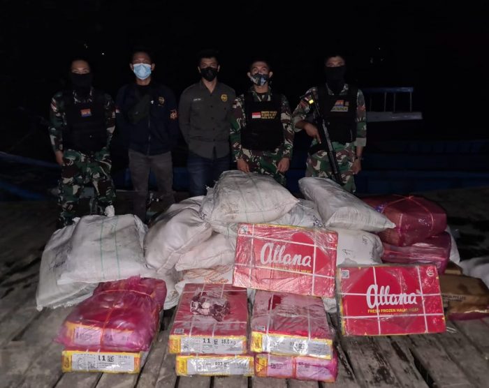 Satgas Pamtas RI-Malaysia Yonarhanud 16/SBC berhasil menggagalkan penyelundupan daging ilegal, daging Allana dan GBP Australia yang berasal dari Tawau Malaysia di Dermaga Tradisional Desa Losalo,  kecamatan Sebatik Timur, kabupaten Nunukan. Kalimantan Utara, Sabtu (8/5/2021). Foto : HO.