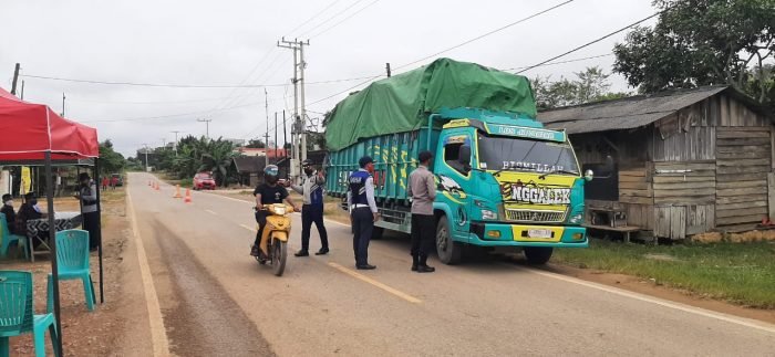 Petugas melakukan Pemeriksaan kepada pengendara roda dua maupun roda empat yang ingin masuk maupun keluar di Posko Penyekatan perbatasan kabupaten yang berada di Kampung Jambuk Makmur, Kecamatan Bongan Kabupaten Kutai Barat. Foto : HO.