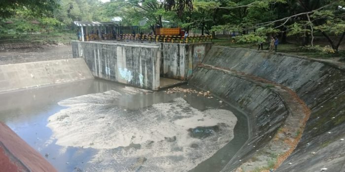 Kondisi waduk telaga sari yang terpantau kering dan mengeluarkan gelembung pada Senin (17/5/2021). Foto : BorneoFlash.com/Muhammad Eko.