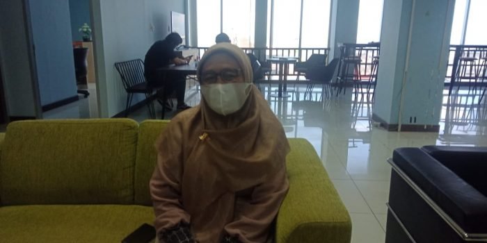 Kepala Bidang (Kabid) hubungan Industrial dan Syarat-Syarat Kerja Disnaker Kota Balikpapan, Niswaty. Foto : BorneoFlash.com/Muhammad Eko. Kepala Bidang (Kabid) hubungan Industrial dan Syarat-Syarat Kerja Disnaker Kota Balikpapan, Niswaty. Foto : BorneoFlash.com/Muhammad Eko.