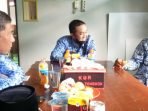 Kakankemenag Kubar, M. Izzat Solihin (tengah) saat melakukan inspeksi mendadak (sidak) di KUA Barong Tongkok pekan lalu