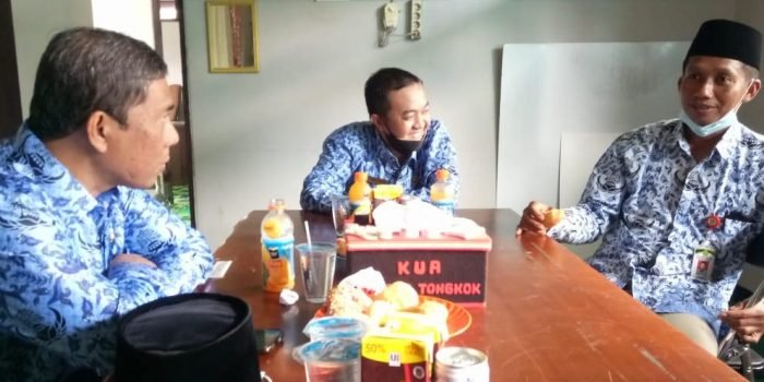 Kakankemenag Kubar, M. Izzat Solihin (tengah) saat melakukan inspeksi mendadak (sidak) di KUA Barong Tongkok pekan lalu