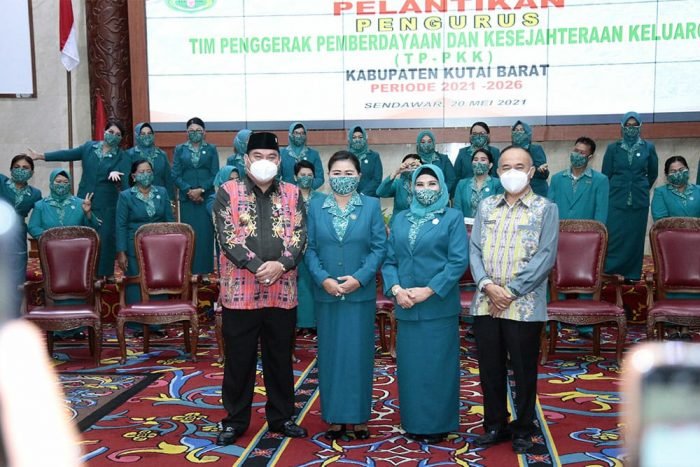 Bupati FX.Yapan,SH didampingi Ketua TP PKK Kubar Yayuk Seri Rahayu,S.ST, Wakil Bupati H.Edyanto Arkan,SE dan Wakil Ketua 1 TP PKK Hj.Dra Isdalena saat pelantikan TP PKK Kubar beberapa waktu lalu. Foto : BorneoFlash.com/Lilis Suryani.