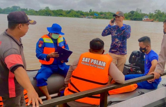 BPBD Kubar bersama tim gabungan dan juga Polair Polres Kubar saat melakukan pencarian korban tenggelam yang hingga Rabu (26/5/2021) masih belum ditemukan. Foto : BorneoFlash.com/Lilis Suryani.