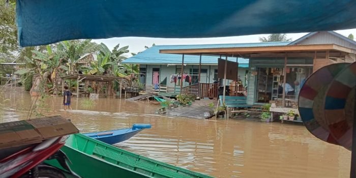 Ketinggian air yang beberapa waktu lalu sempat meningkat kini sudah mulai berangsur surut namun masyarakat tetap diminta waspada dan siaga. Foto : BorneoFlash.com/Lilis Suryani.