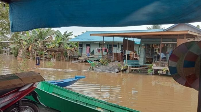 Ketinggian air yang beberapa waktu lalu sempat meningkat kini sudah mulai berangsur surut namun masyarakat tetap diminta waspada dan siaga. Foto : BorneoFlash.com/Lilis Suryani.