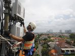 Teknisi XL Axiata sedang melakukan pemeliharaan jaringan di salah satu area pemukiman di Jakarta. Foto : HO.
