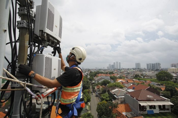 Teknisi XL Axiata sedang melakukan pemeliharaan jaringan di salah satu area pemukiman di Jakarta. Foto : HO.