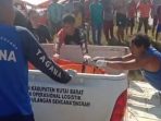 Proses evakuasi jenazah korban tenggelam di Pelabuhan Royoq yang langsung dibawa kerumah duka usai ditemukan pada Kamis (27/5/2021). Foto : BorneoFlash.com/Lilis Suryani.