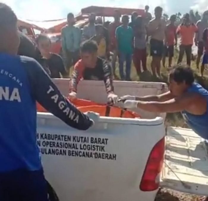 Proses evakuasi jenazah korban tenggelam di Pelabuhan Royoq yang langsung dibawa kerumah duka usai ditemukan pada Kamis (27/5/2021). Foto : BorneoFlash.com/Lilis Suryani.
