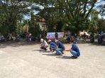 Plt. Kepala Dispora Kubar, Petrus saat menyaksikan pelaksanaan pertandingan oltrad yang di gelar di Alun-alun ITHO Kutai Barat.Foto : BorneoFlash.com/Lilis Suryani.