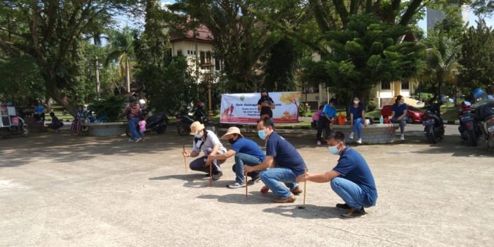 Plt. Kepala Dispora Kubar, Petrus saat menyaksikan pelaksanaan pertandingan oltrad yang di gelar di Alun-alun ITHO Kutai Barat.Foto : BorneoFlash.com/Lilis Suryani.