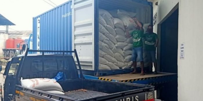 Aktivitas di Gudang penyimpanan kedelai. Foto : BorneoFlash.com/Muhammad Eko.