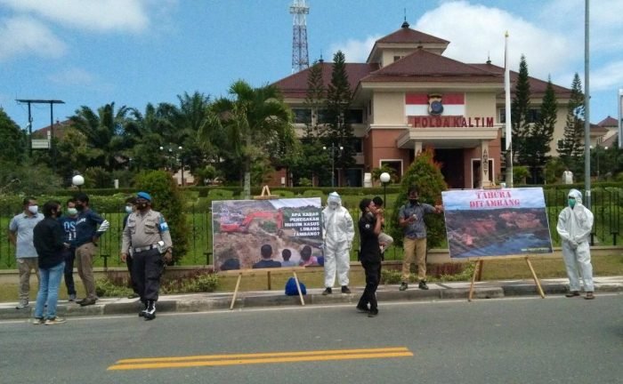 Suasana aksi damai Jatam di Halaman Mapolda Kaltim Balikpapan pada Sabtu (29/5/2021). Foto : BorneoFlash.com/Muhammad Eko.