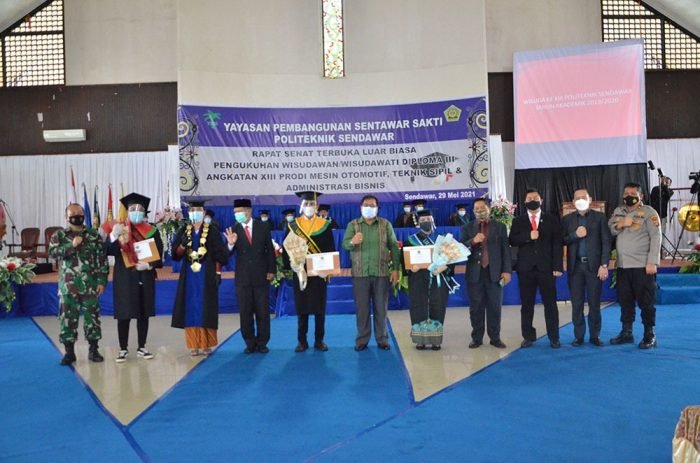 Sekda Kubar, Ayonius menghadiri dan didaulat menyerahkan piagam penghargaan bagi lulusan terbaik serta membacakan sambutan Bupati FX.Yapan pada acara Wisuda Politeknik Sendawar ke-XIII bertempat di Gedung Pendopo Tana Purai Ngeriman (29/05) pekan lalu. Foto : BorneoFlash.com/Lilis Suryani.