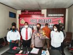 Kapolres Kubar, AKBP Irwan Yuli Prasetyo (dua dari kanan) didampingi Kasat Reskrim Polres Kubar, AKP Iswanto (dua dari kiri) saat menunjukkan barang bukti yang digunakan dalam pembuatan dokumen palsu pada Senin (31/5/2021) di Mapolres Kubar. Foto : BorneoFlash.com/Lilis Suryani.