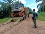 TNI Manunggal Membangun Desa (TMMD) ke-111 Kodim 0904/TNG, datangkan 1 Bulldozer pada Sabtu (29/5/2021)lalu. guna membantu pembukaan akses jalan yang ada di Desa Kerang Dayo, Kecamatan Batu Engau, Kabupaten Paser, Kalimantan Timur. Foto : HO/ Kodim 0904/TNG.