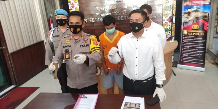 Waka Polresta Balikpapan AKBP Sebpril Sesa saat menunjukan barang bukti Sajam jenis badik milik pelaku Foto : HO/Humas Polresta Balikpapan.