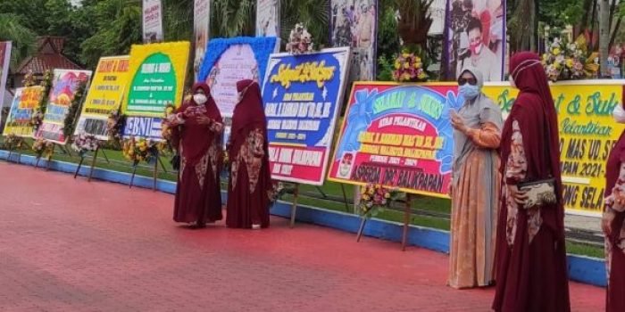 Karangan bunga beserta ucapan selamat atas pelantikan Rahmad Mas’ud terlihat menjejali sepanjang halaman Kantor Wali kota Balikpapan di jalan Jenderal Sudirman, Senin (31/5/2021). Foto : BorneoFlash.com/Muhammad Eko.
