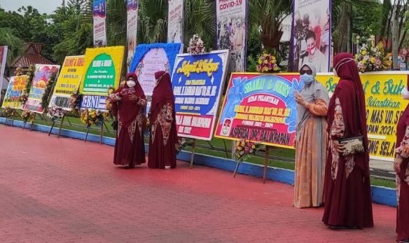 Karangan bunga beserta ucapan selamat atas pelantikan Rahmad Mas’ud terlihat menjejali sepanjang halaman Kantor Wali kota Balikpapan di jalan Jenderal Sudirman, Senin (31/5/2021). Foto : BorneoFlash.com/Muhammad Eko.